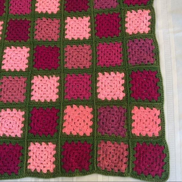 Granny square afghan crochet throw blanket pink, magenta, green VINTAGE handmade - Picture 6 of 7